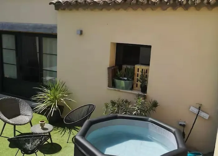 Le Patio Des Adhemar Vakantiehuis *
